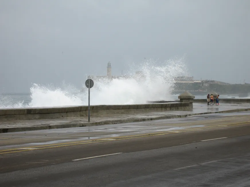 Загрузка картинки - Малекон. Океан штормит