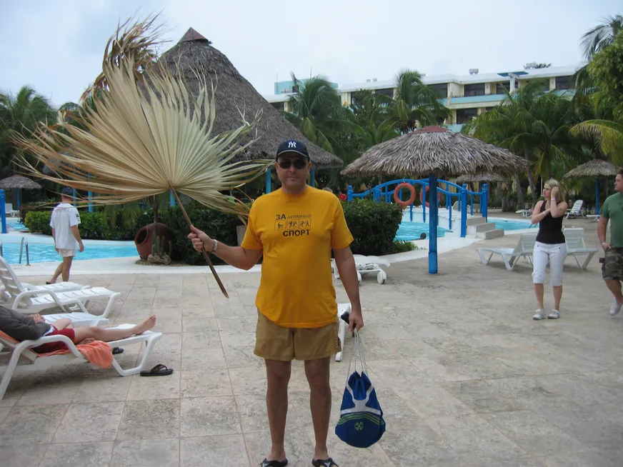 Загрузка картинки - Сол Пальмерас. Нечто с опахалом