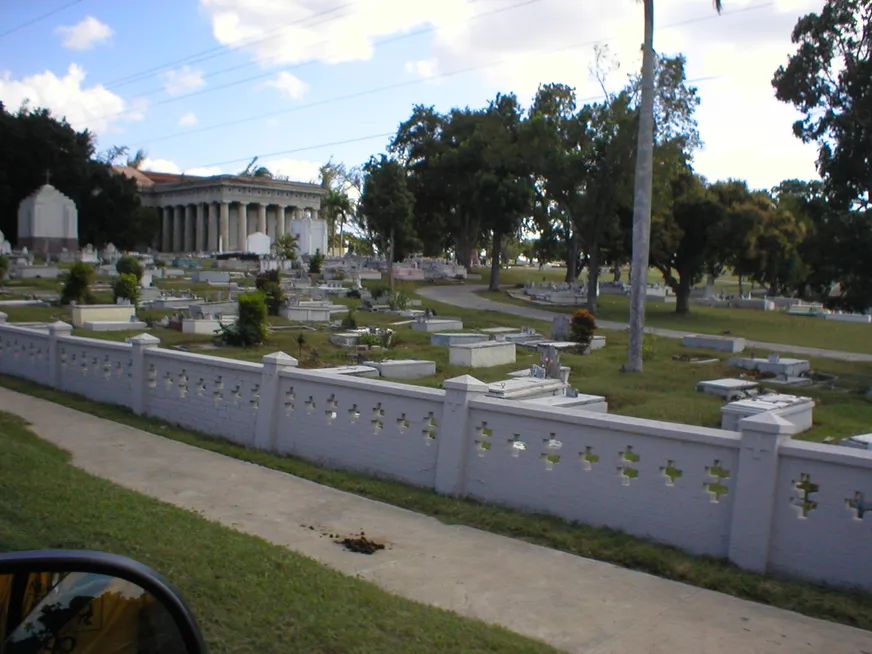 Загрузка картинки - Сьенфуегос. Кладбище