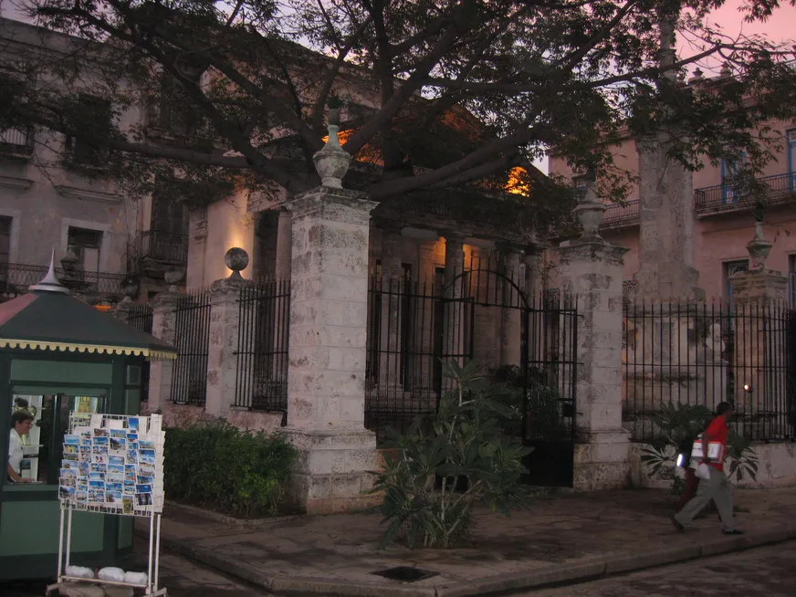 Загрузка картинки - Лябана, Пласа де Армас. Главная сейба Острова