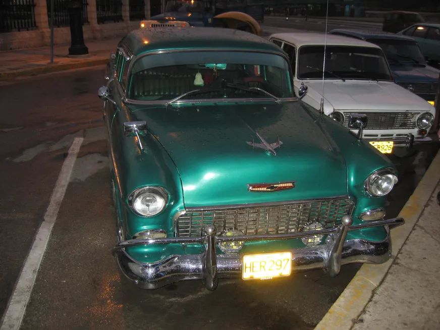 Загрузка картинки - Лябана, Пласа де Армас. Ретро-авто