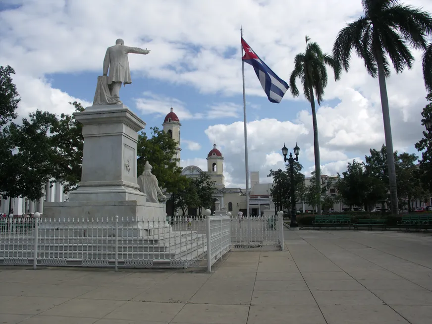 Загрузка картинки - Сьенфуегос. Централ-сквер