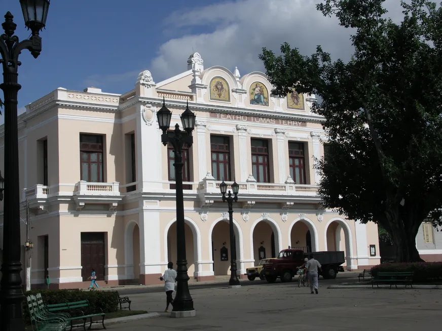 Загрузка картинки - Сьенфуегос. Театр