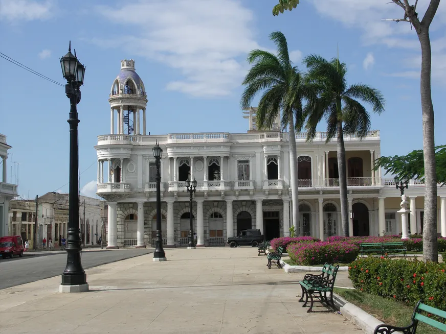 Загрузка картинки - Сьенфуегос. Централ-сквер
