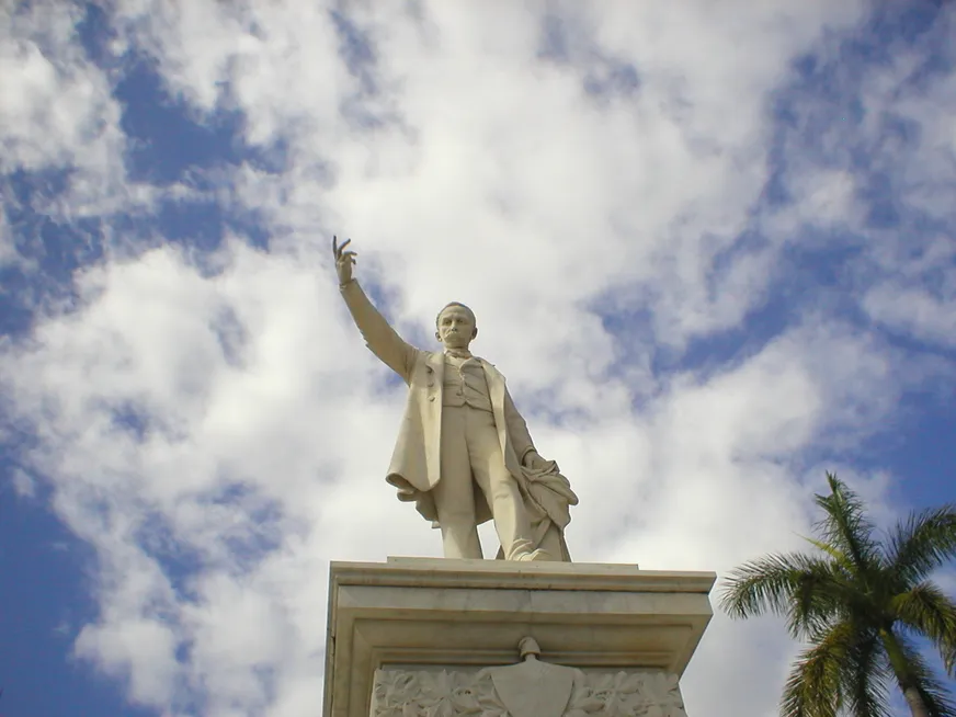 Загрузка картинки - Сьенфуегос. Нас приветствует какой-то Хосе Марти