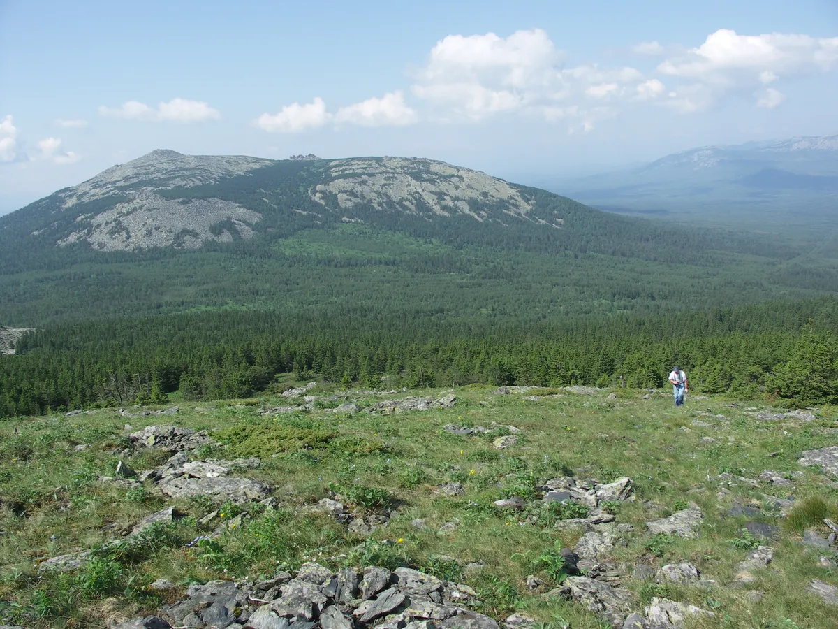Загрузка картинки - Хребет Нургуш. Виды на гору-саттелит с плато Нургуш