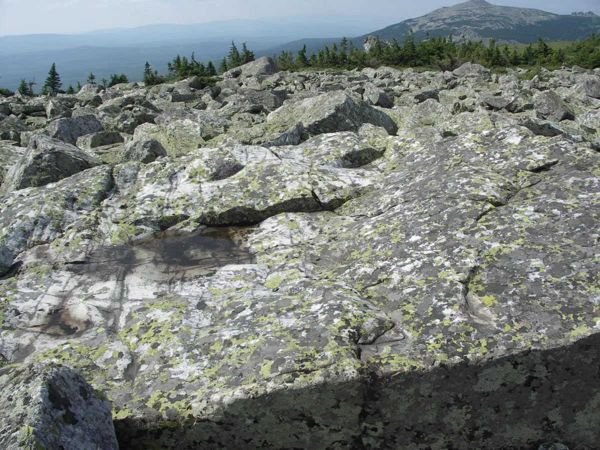 Загрузка картинки - Хребет Нургуш. Каменная насыпь на вершине