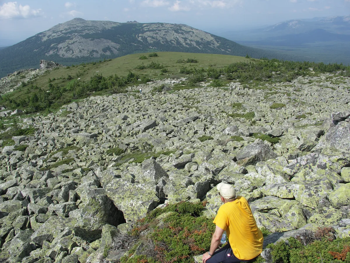 Загрузка картинки - Хребет Нургуш. Вид с каменной насыпи
