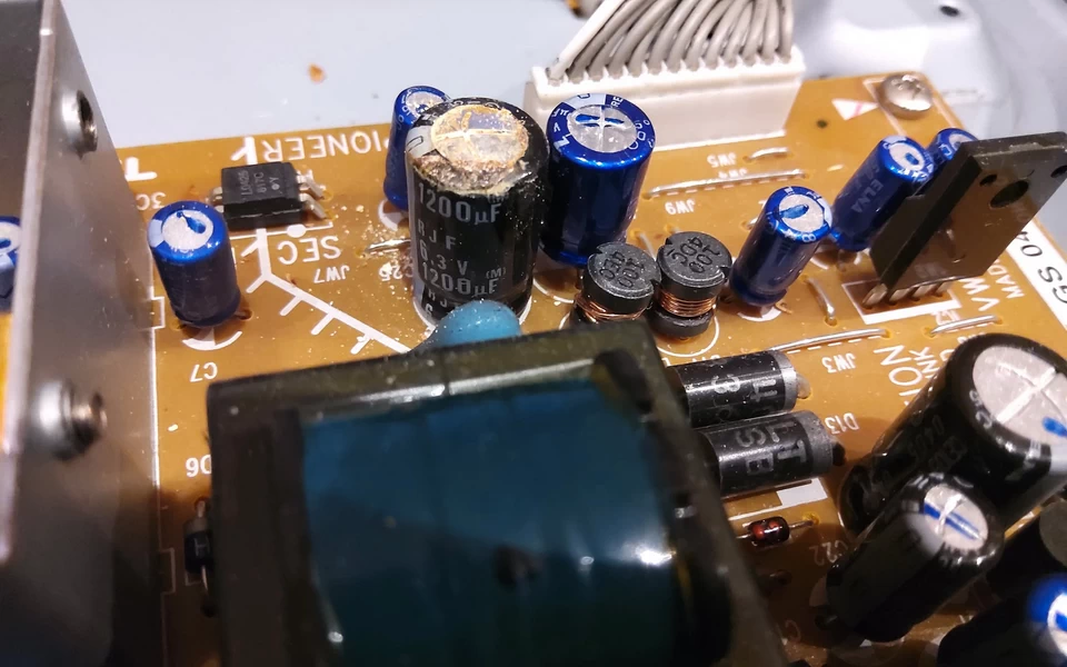 Красивая синяя деталька в гречке