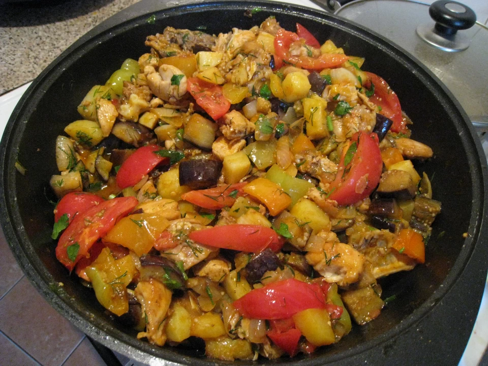 Что-то вкусно-аджапсандальное в казане