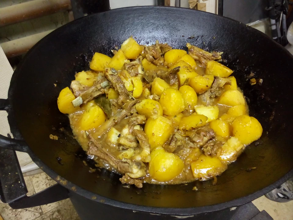 Казан с картошкой и свиными ребрами
