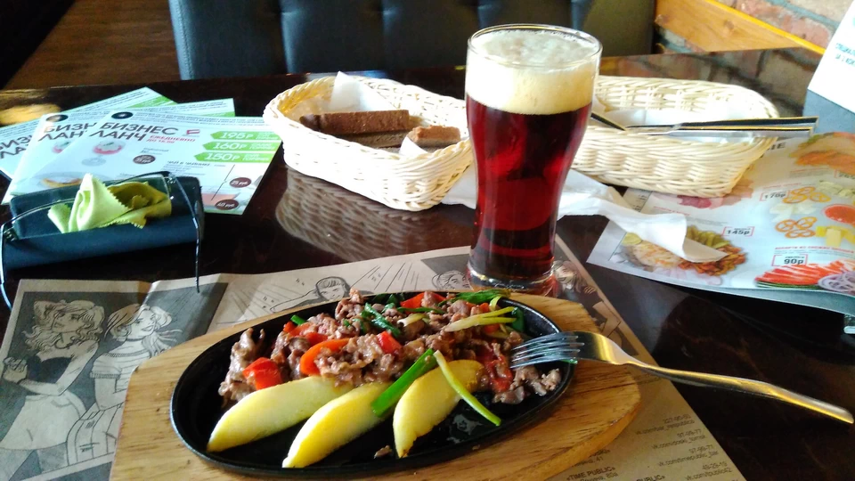 Горячая сковорода на тарелке