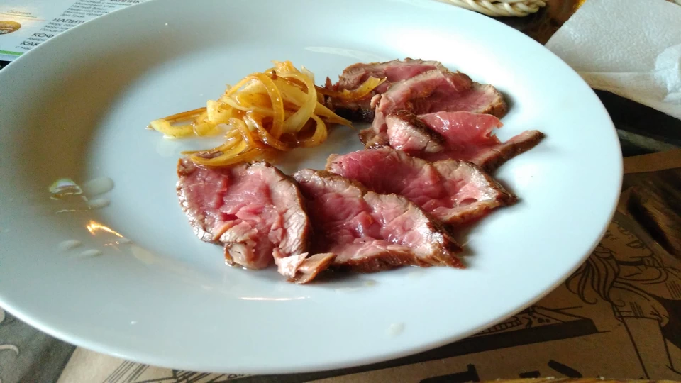 Маринованный ростбиф на тарелке