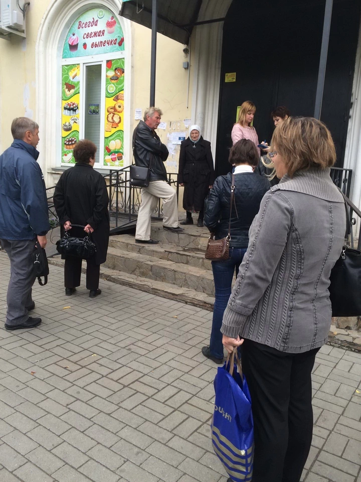 Очередь в кондитерскую на улице - привычное дело. 2010-е