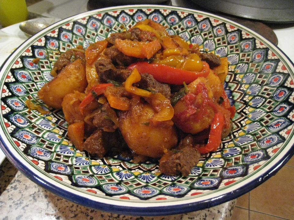 Конина в томатах с овощами