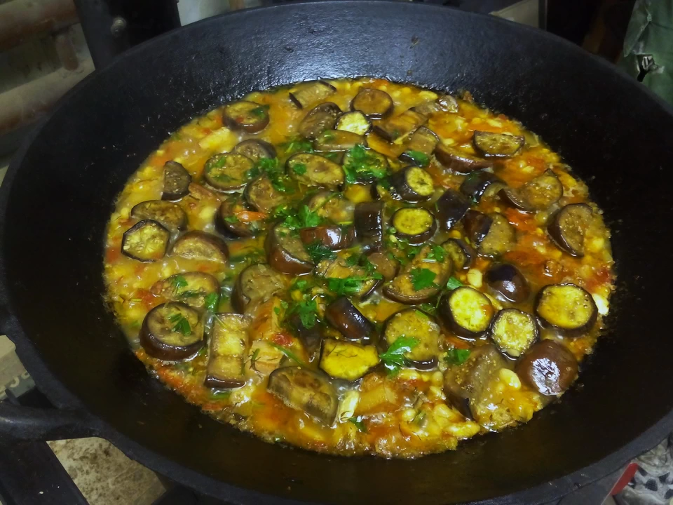 Фасоль в овощах с копченостями