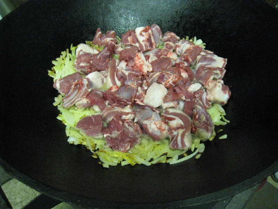 Стадии готовки плова: мясо и лук