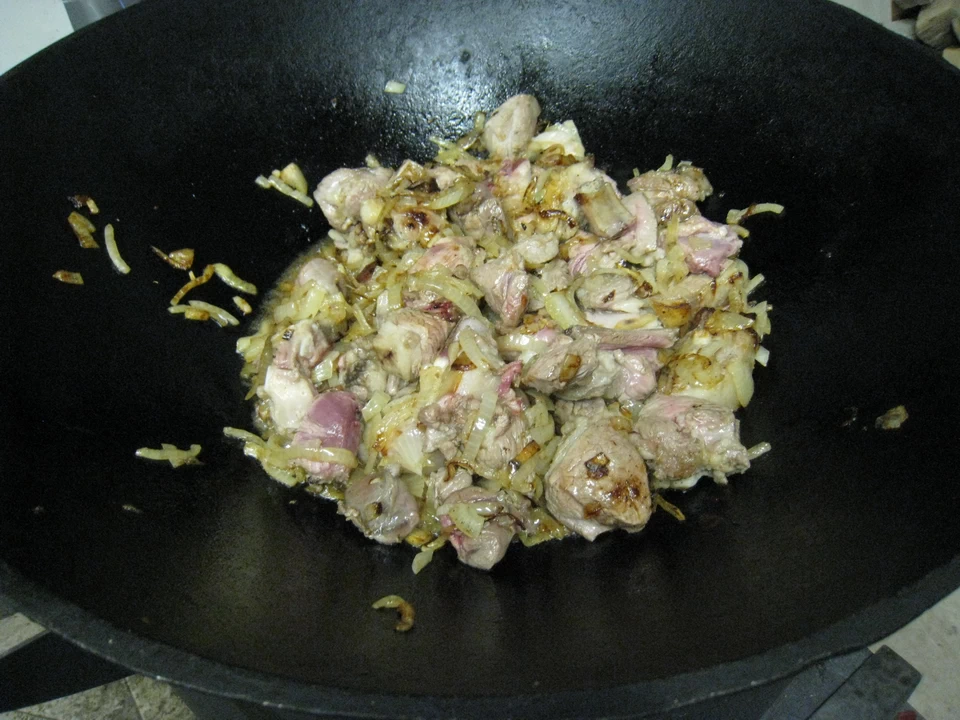 Стадии готовки плова: мясо и лук