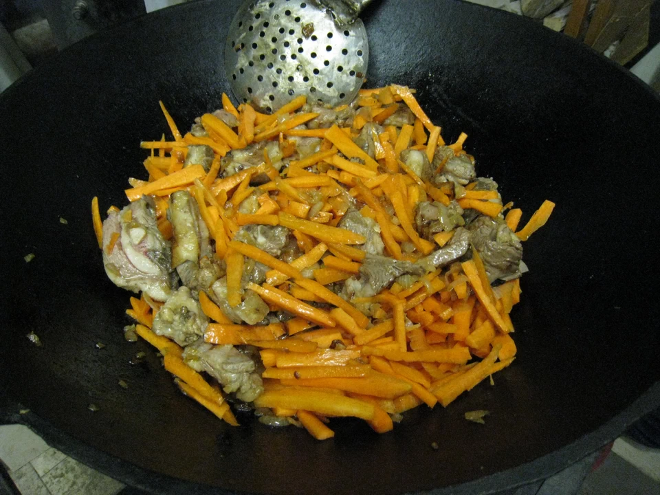 Стадии готовки плова: морковь