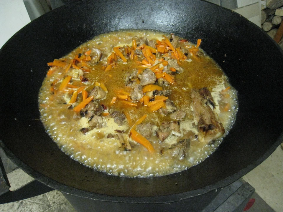 Стадии готовки плова: тушение