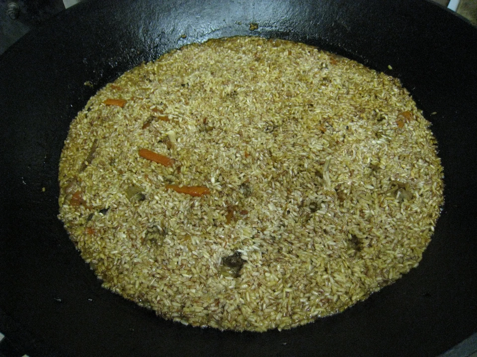 Стадии готовки плова: выпаривание