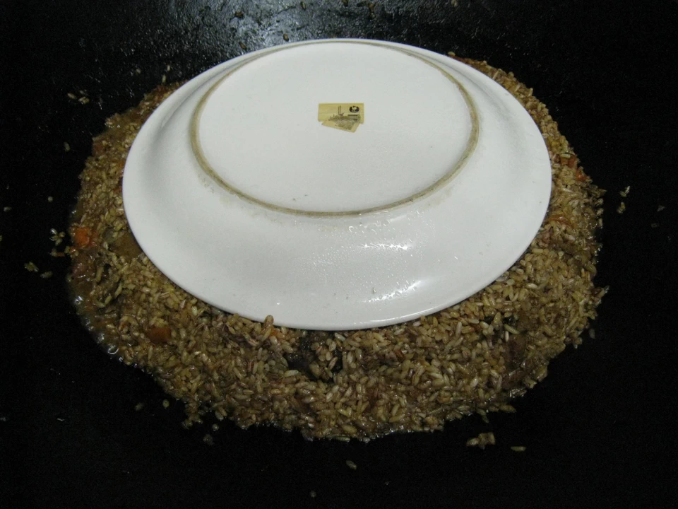 Стадии готовки плова: пропаривание