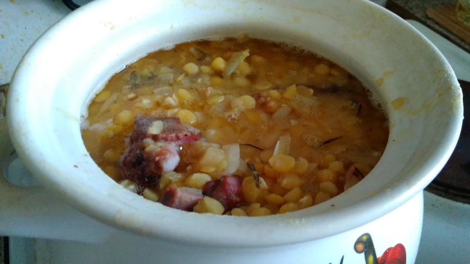 Обожаемая горошница с копченостями в горшочке