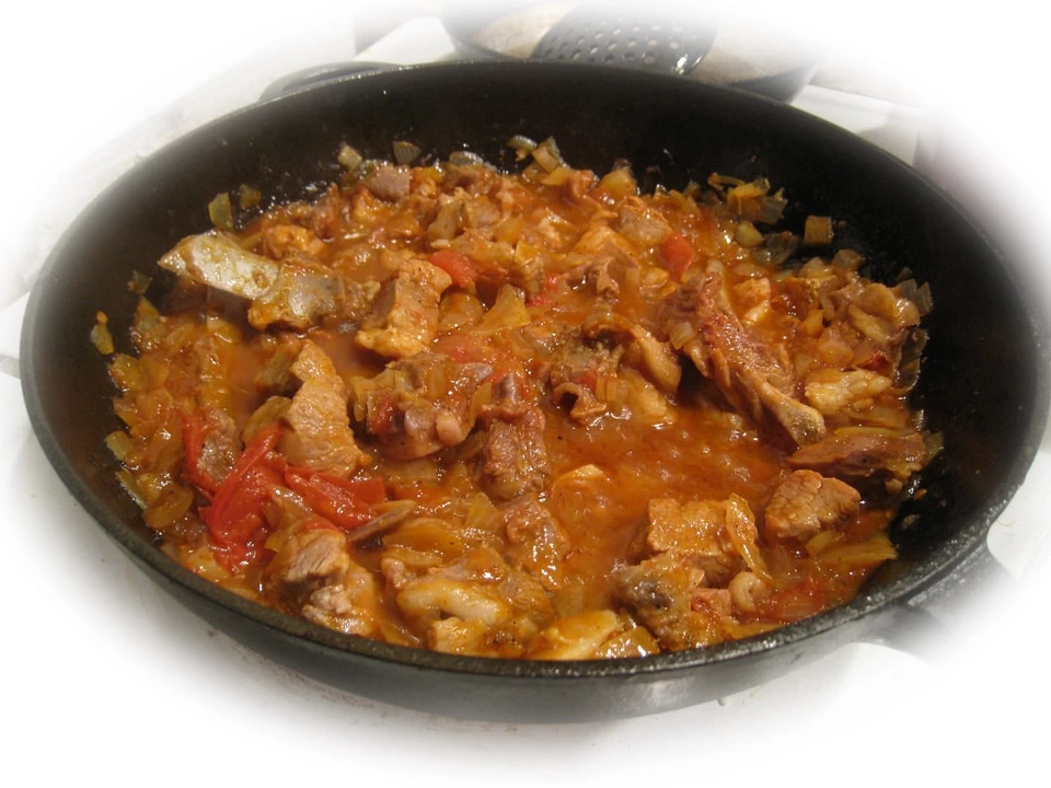 Харчо. Лук, томаты и мясо