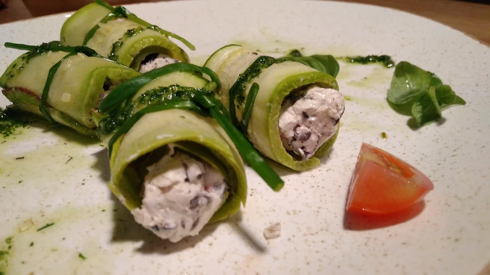 Своя компания. Ролы из баклажанов с песто