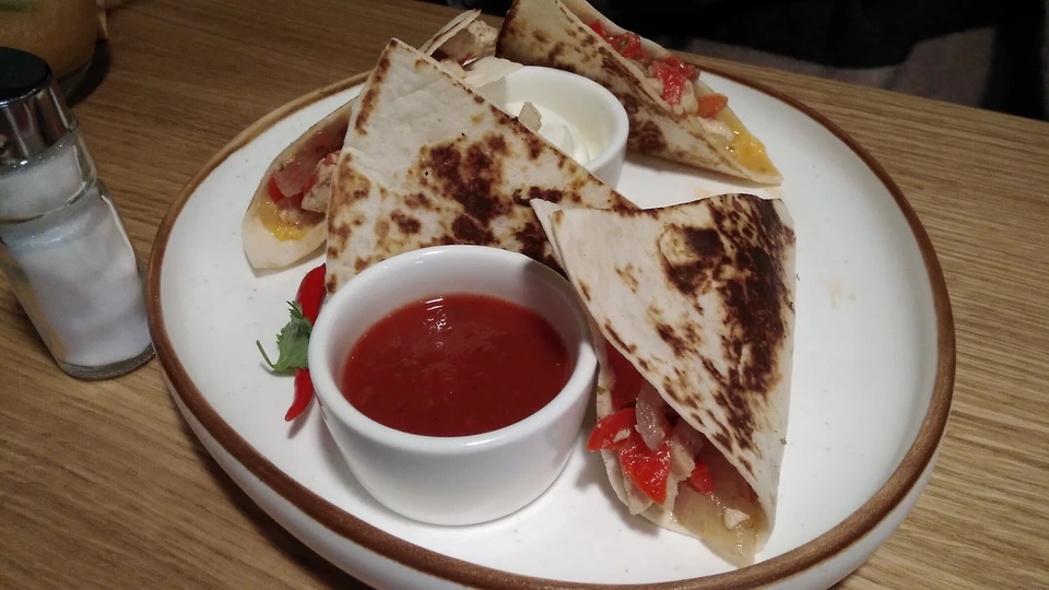 Своя компания. Тортильи с курицей и овощами