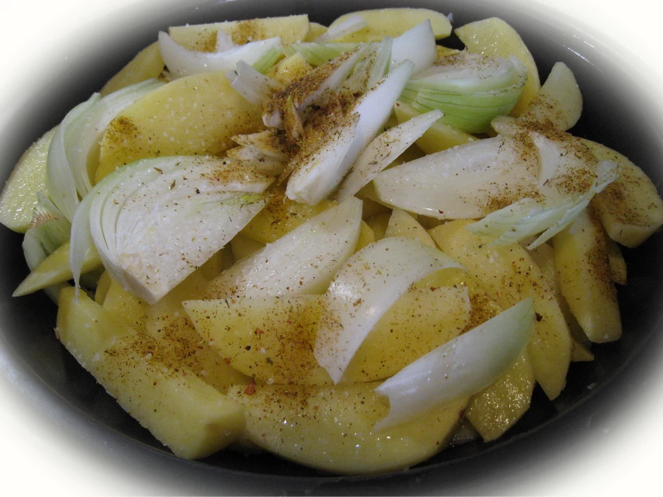 Таджин. Слой картофеля и лука перьями