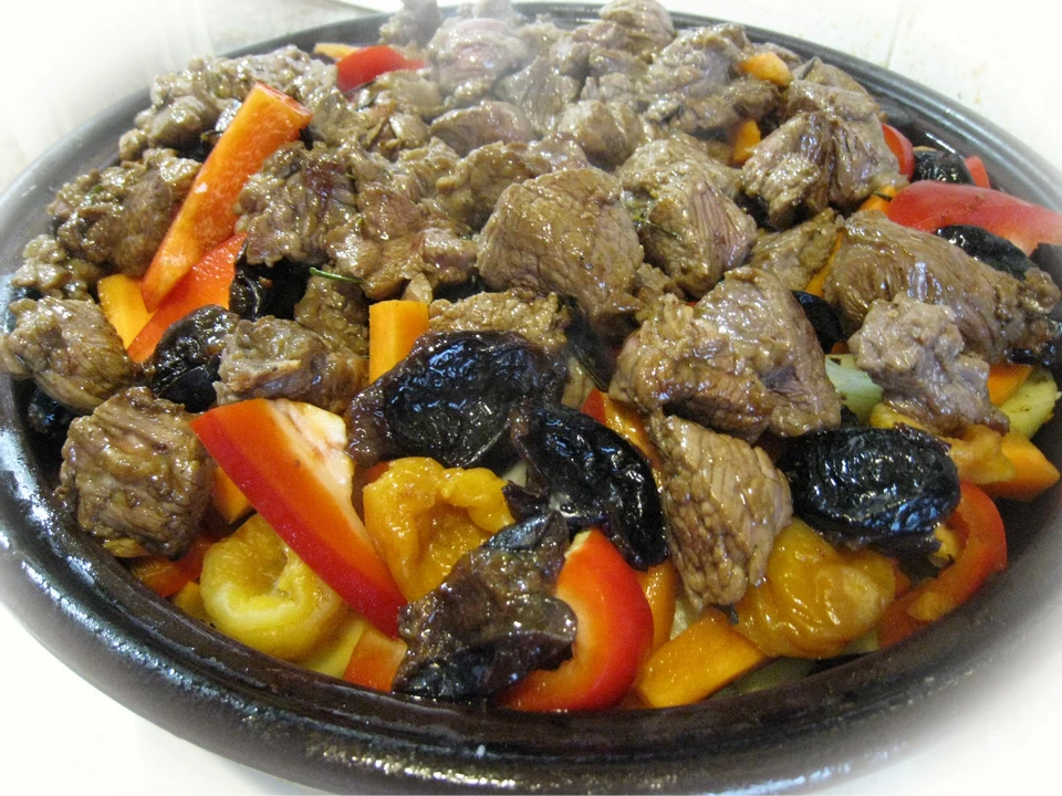 Таджин. Сверху мясо