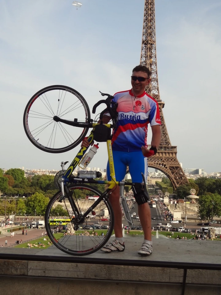 Наши на фоне железяки